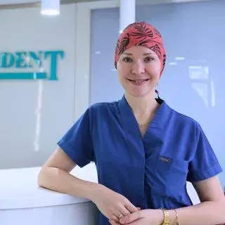 Dt. Uliana Güvener — Diş Hekimi, Şişli, İstanbul. Portre fotoğrafı.