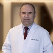 Prof. Dr. Nafız Koçak — Enfeksiyon Hastalıkları, Üsküdar, İstanbul. Portre fotoğrafı.