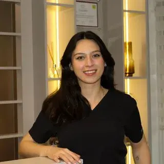 Dr. Dt. Aslıhan Kutluk. Portre fotoğrafı.