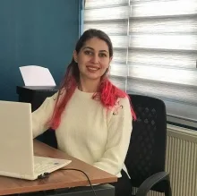 Dyt. Gülce Kadıoğlu — Diyetisyen, İzmir. Portre fotoğrafı.