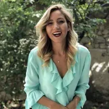 Dyt. Tuba Feyza Avcı — Diyetisyen, İstanbul. Portre fotoğrafı.