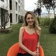 Dyt. Gizem Yılmaz — Diyetisyen, Nilüfer, Bursa. Portre fotoğrafı.