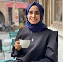 Dt. Feride Şahin — Diş Hekimi. Portre fotoğrafı.