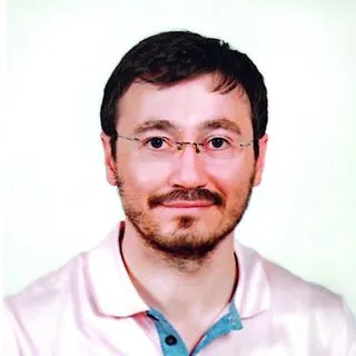 Uzm. Dt. Muhammed Fatih Erdoğan — Ortodonti, Kocaeli. Portre fotoğrafı.