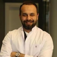 Dt. Alpay Hava — Diş Hekimi, İstanbul. Portre fotoğrafı.