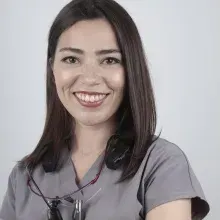 Dt. Aslı Özden Aydın — Diş Hekimi, Ataşehir, İstanbul. Portre fotoğrafı.