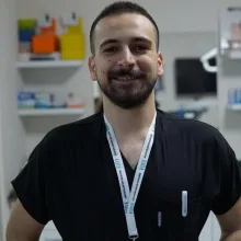Dt. Ömer Emre Tunç — Diş Hekimi, İzmir. Portre fotoğrafı.