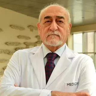 Dr. Öğr. Üyesi Erhan Takçı — Beyin Ve Sinir Cerrahisi, Beylikdüzü, İstanbul. Portre fotoğrafı.