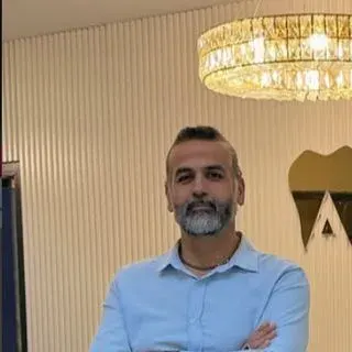 Dt. Ayhan Çaylı — Diş Hekimi, Adana. Portre fotoğrafı.