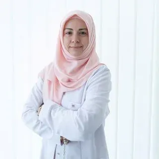 Op. Dr. Kübra Güngör — Kadın Hastalıkları Ve Doğum, Bolu. Portre fotoğrafı.
