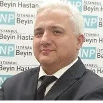 Doç. Dr. Akın Akakın — Beyin Ve Sinir Cerrahisi, İstanbul. Portre fotoğrafı.
