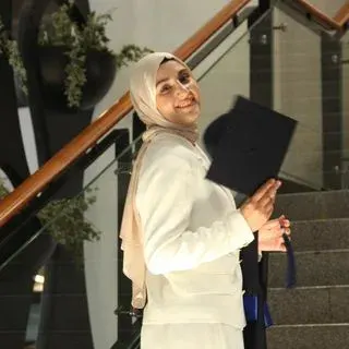 Dkt. Nisa Nur Sercanoğlu — Dil ve Konuşma Terapisi. Portre fotoğrafı.