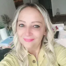 Dyt. Dilay Kurtoğlu — Diyetisyen, İzmir. Portre fotoğrafı.