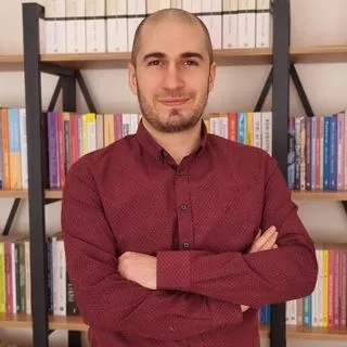 Psk. Kamer Bayraktar — Psikoloji, Gümüşhane. Portre fotoğrafı.