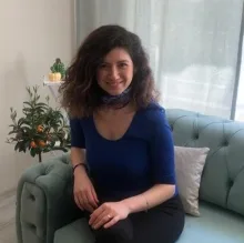 Uzm. Psk. Simay Okşan Oral — Psikoloji, İstanbul. Portre fotoğrafı.