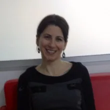 Dt. Hülya Kömüldaş — Diş Hekimi, Konak, İzmir. Portre fotoğrafı.