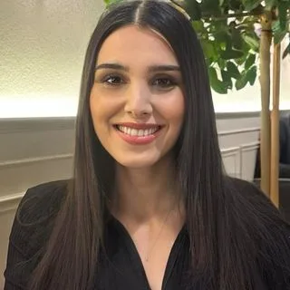 Dr. Dt. Aslı Akdağ — Manisa. Portre fotoğrafı.