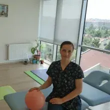 Uzm. Fzt. Benek Öztürk — Fizyoterapi Ve Rehabilitasyon, İstanbul. Portre fotoğrafı.