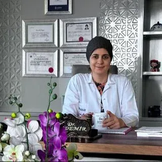 Prof. Dr. Suna Özdemir — Kadın Hastalıkları Ve Doğum, İstanbul. Portre fotoğrafı.