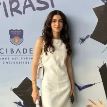 Dyt. Zeynep Cemre Özolcay — Diyetisyen. Portre fotoğrafı.