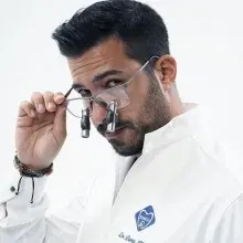 Dr. Dt. Bora Korkut — Protetik Diş Tedavisi, İstanbul. Portre fotoğrafı.