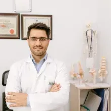 Op. Dr. Naseer Ahmad Amin — Ortopedi Ve Travmatoloji, Mersin. Portre fotoğrafı.