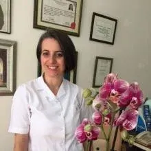 Dt. Hülya Elmas Hantaş — Diş Hekimi, İstanbul. Portre fotoğrafı.
