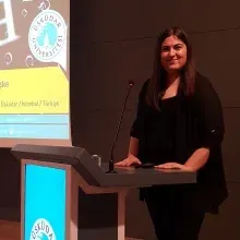 Dkt. Aylin Başaran — Dil ve Konuşma Terapisi. Portre fotoğrafı.