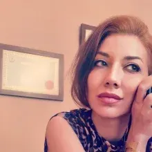 Uzm. Dr. Özgür Çağla Cenker — Psikiyatri, İstanbul. Portre fotoğrafı.