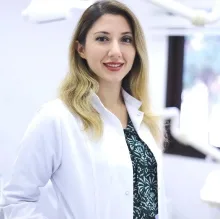 Dr. Dt. Hazal Abat — Endodonti. Portre fotoğrafı.