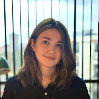 Psk. Yasemin Özer Özkan — Psikoloji. Portre fotoğrafı.