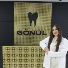 Dt. Könül Çayan — Diş Hekimi, Ankara. Portre fotoğrafı.