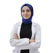 Dt. Hanife Sena Sarı — Diş Hekimi, Sakarya. Portre fotoğrafı.
