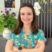 Dt. Beyza Büyüksağiş — Diş Hekimi, İzmir. Portre fotoğrafı.