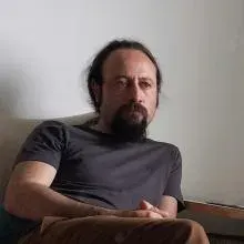 Uzm. Dr. E. Onur Özalmete — Psikiyatri, İstanbul. Portre fotoğrafı.