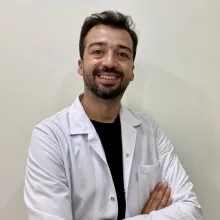 Op. Dr. Ali Emre Atik — Kadın Hastalıkları Ve Doğum, İstanbul. Portre fotoğrafı.