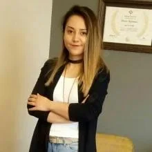 Uzm. Dyt. Ayşe Nur Şahin — Diyetisyen, Konya. Portre fotoğrafı.
