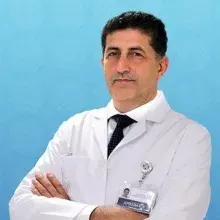 Doç. Dr. Emir Cantürk — Kalp Ve Damar Cerrahisi, İstanbul. Portre fotoğrafı.