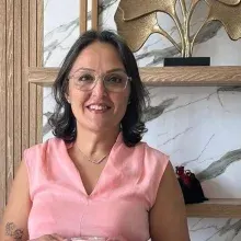 Op. Dr. Fatma Gençtürk Özer — Kadın Hastalıkları Ve Doğum, İstanbul. Portre fotoğrafı.