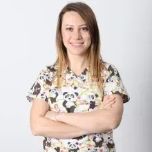 Uzm. Dt. Esra Özgöçmen — Çocuk Diş Hekimliği (Pedodonti), Bursa. Portre fotoğrafı.