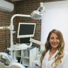 Dt. Esma Küsmez — Diş Hekimi, İstanbul. Portre fotoğrafı.