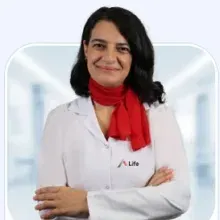 Uzm. Dr. Özge Alp Topbaş — Psikiyatri, Ankara. Portre fotoğrafı.