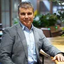 Prof. Dr. Önder Tan — Plastik Rekonstrüktif Ve Estetik Cerrahi, İstanbul. Portre fotoğrafı.