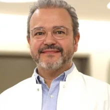 Prof. Dr. Ayhan Öztürk — Nöroloji, İstanbul. Portre fotoğrafı.