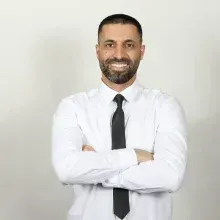 Prof. Dr. Adnan Kaya — Kardiyoloji, İstanbul. Portre fotoğrafı.