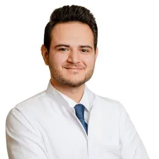 Uzm. Dr. Sadettin Dolar — İç Hastalıkları, Çiğli, İzmir. Portre fotoğrafı.