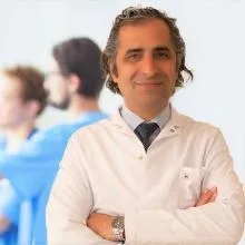 Prof. Dr. Kenan Koç — Beyin Ve Sinir Cerrahisi, İstanbul. Portre fotoğrafı.