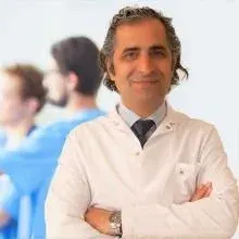 Prof. Dr. Kenan Koç — Beyin Ve Sinir Cerrahisi, İstanbul. Portre fotoğrafı.