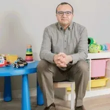 Doç. Dr. Özhan Yalçın — Çocuk ve Ergen Psikiyatrisi, Antalya. Portre fotoğrafı.