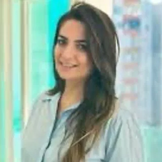 Dt. Rüyan Genç Tunç — Diş Hekimi, Mersin. Portre fotoğrafı.